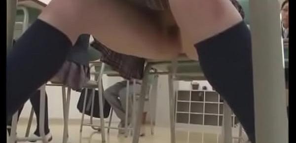  Japonesita haciendo pipí en medio de clase
